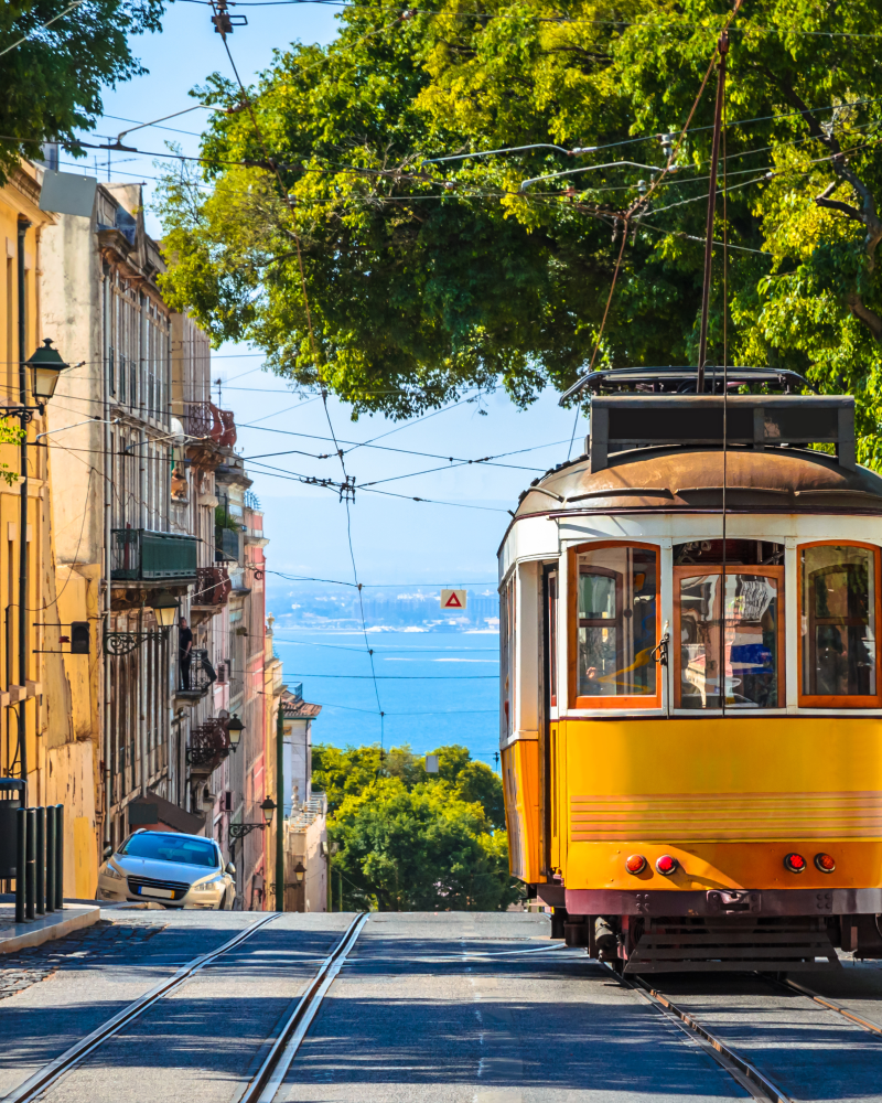Lisbon travel experience with historic tram - Lissabon Reiseerlebnis historischer Tram